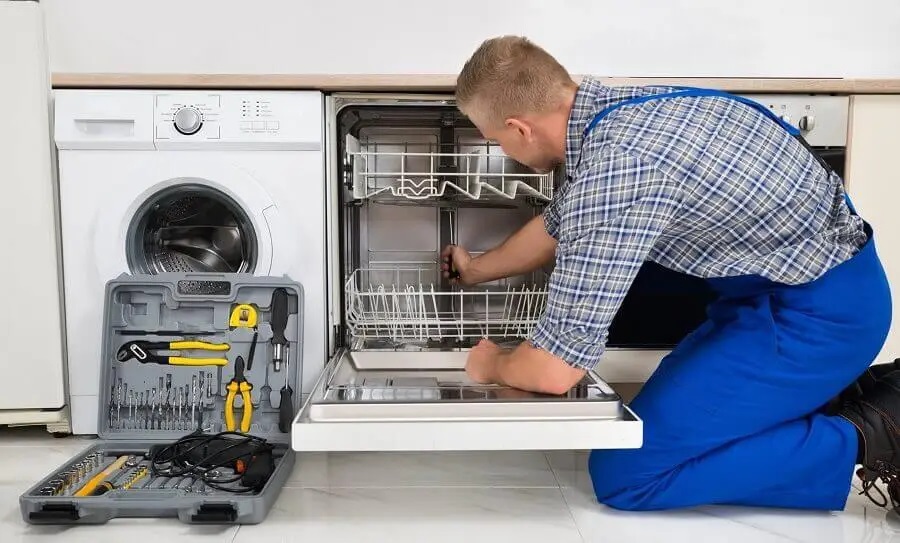 Gölbaşı Liebherr servisi teknisyen ekibi beyaz eşya tamiri yaparken